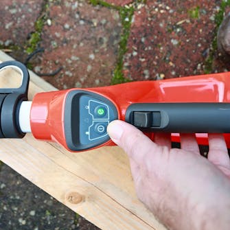 Oksasaha testi: Sahan virta pannaan päälle pientä nappia painamalla Oksasaha testi: Sahan virta pannaan päälle pientä nappia painamalla